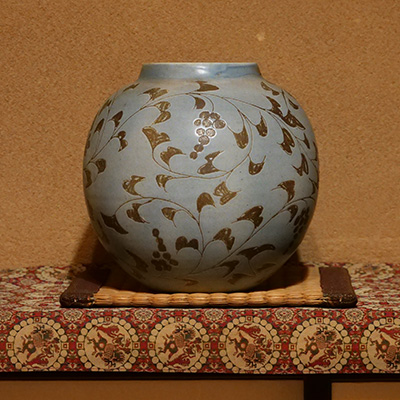 Japanese art and craft displayed painting (sculpture, pottery and other art craft) exhibited at this facility.