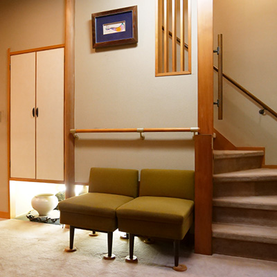Entrance Hall decorated with cloisonne and white pottery